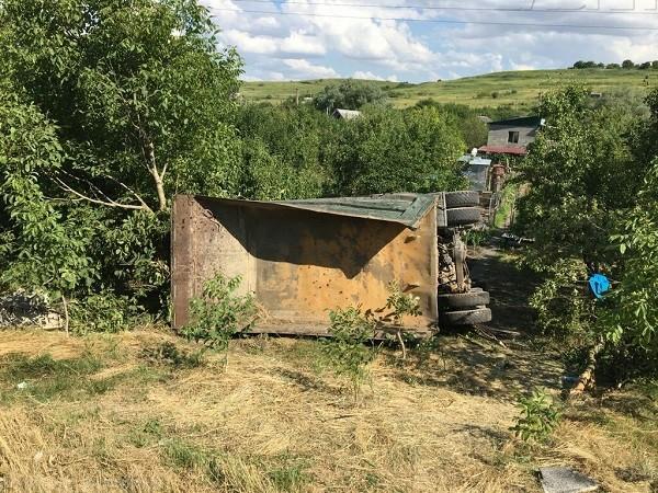 Под Ставрополем столкнулись и вылетели в огород два грузовика